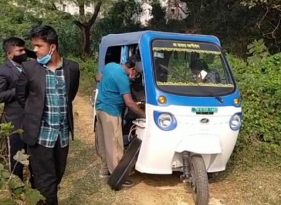 Hira Era: E-Rickshaw (Tomtom) theft from GB area in broad daylight amid heavy crowd